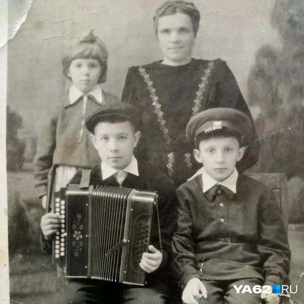 Нина Боровкова со своими братьями и мамой | Источник: Светлана Коновалова / YA62.RU