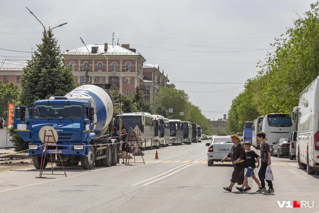 Пытающиеся проскользнуть между тесно припаркованными автобусами и пересечь Советскую туристы давно уже стали привычной картиной | Источник: Константин Завриков / V1.RU