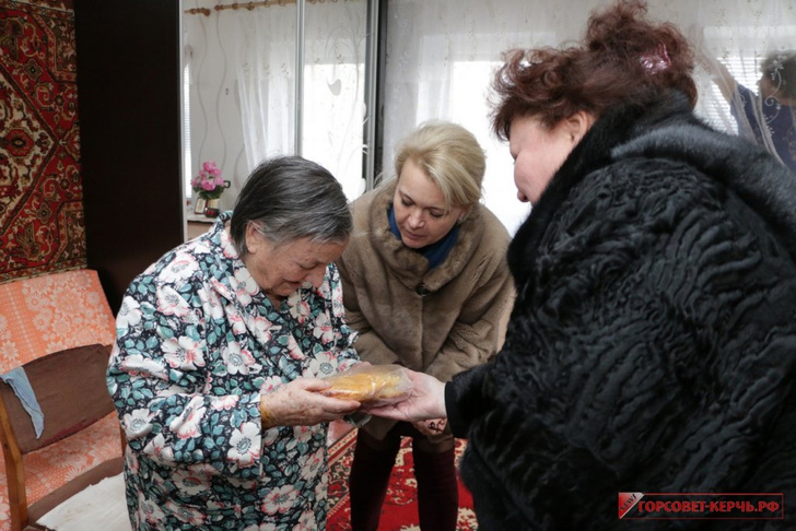 Фото №2 - В Крыму чиновницы в шубах подарили ветеранам по батону хлеба и медальке, но потом попытались «забыть» об этом (фото)