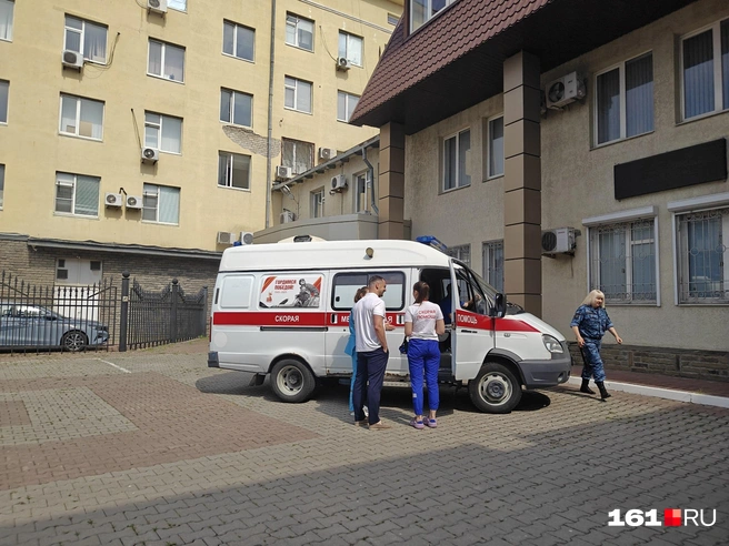 Около входа толпились люди, а чуть поодаль во дворе суда дежурил экипаж скорой помощи | Источник: Сабина Бондарь / 161.RU
