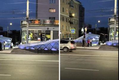 Подростки устроили «прогулки» по крыше перехода в Омске
