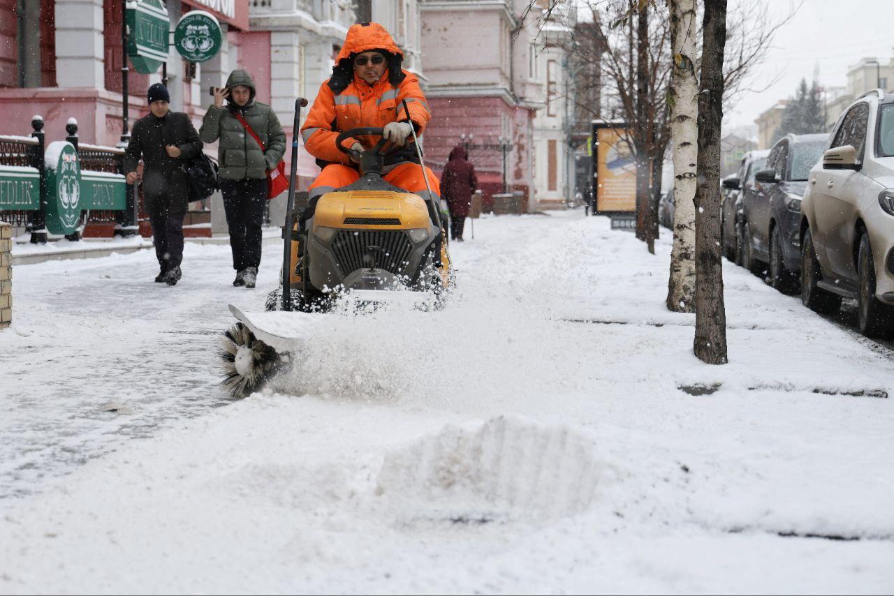 Мэрия Красноярска бросила на уборку снега более сотни единиц коммунальной  техники - 7 ноября 2023 - НГС24.ру