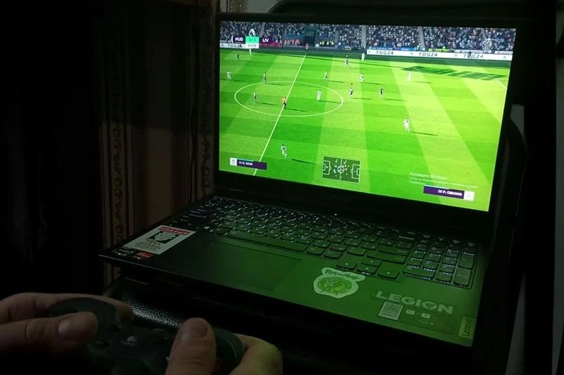 Женя в свободное время играет в компьютерные игры | Источник: pikabu.ru / olgertym