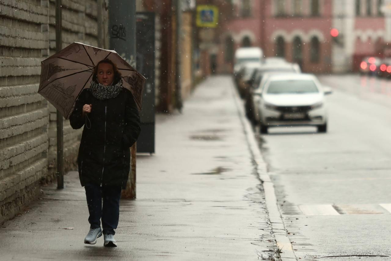 Снег и дождь идут в Петербурге. Город накрыла серая пелена