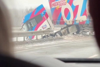 Фура вылетела в кювет под Казанью, водители стоят в пробках