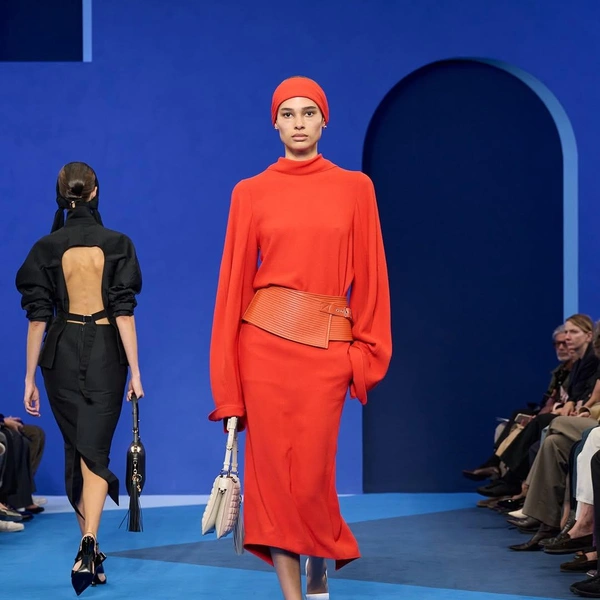 Lanvin возвращает синий цвет — фирменный оттенок Дома Lanvin возвращает синий цвет — фирменный оттенок Дома