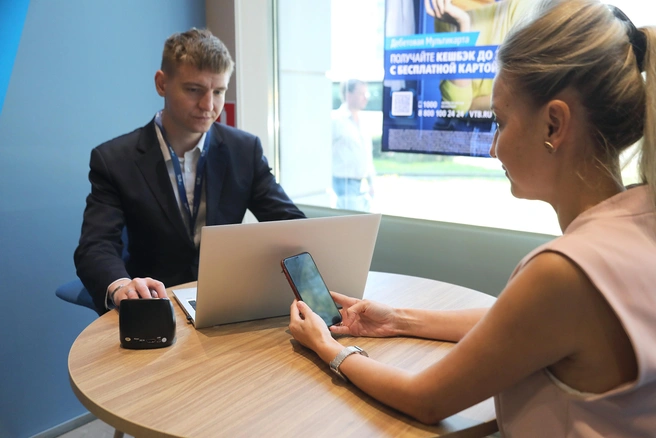 Современные пользователи чаще проводят время в смартфонах, чем в ноутбуках или в компьютерах. Злоумышленники это учитывают и придумывают всё новые варианты атак | Источник: Павел Каравашкин / FONTANKA.RU