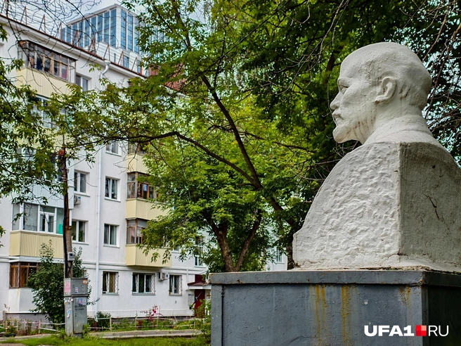 Вот так, кому-то в окна Ленин смотрит | Источник: Булат Салихов / UFA1.RU