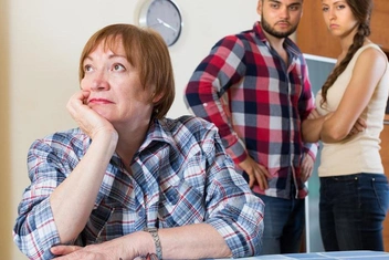 «Свекровь шантажирует и давит на жалость. Как помочь мужу справиться с этим?»