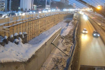 Дренажный сток у подпорной стены на Ипподромской не опасен