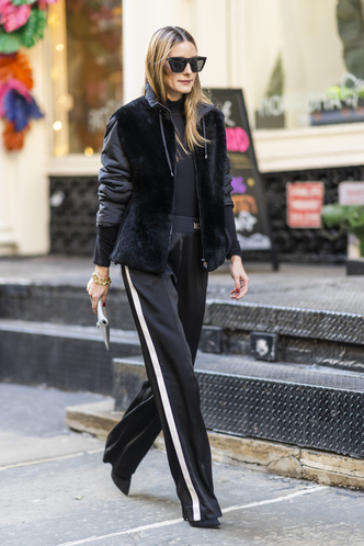 Атласные брюки с лампасами — лучшая покупка весны 2022. Оливия Палермо показывает, с чем их носить
