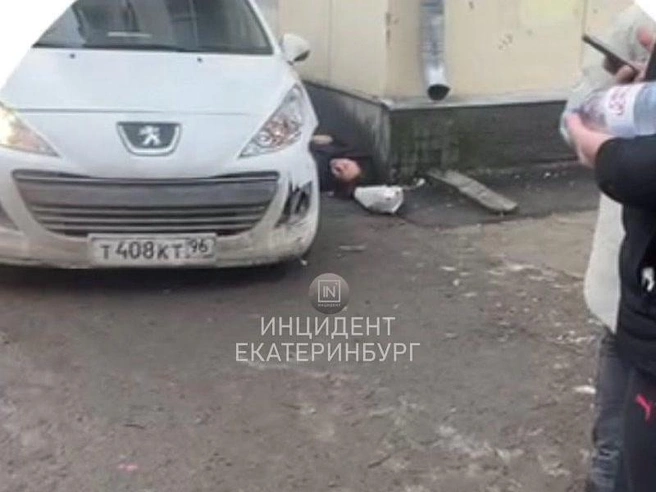 Пострадавшая оказалась в ловушке между легковым автомобилем и стеной дома | Источник: Инцидент Екатеринбург / T.me