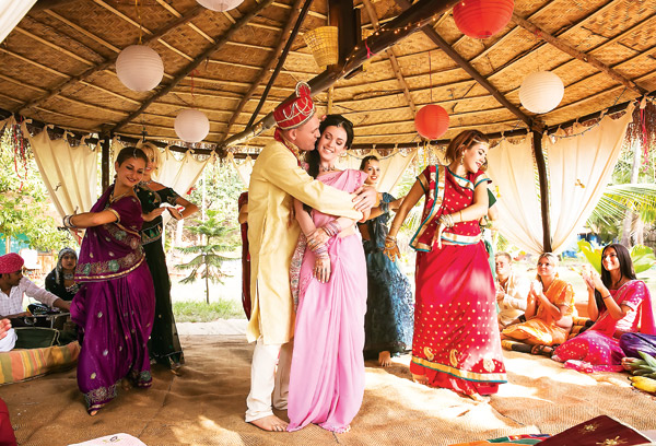 Свадьба была в индийском стиле: с песнями и танцами. Церемония проходила на берегу океана