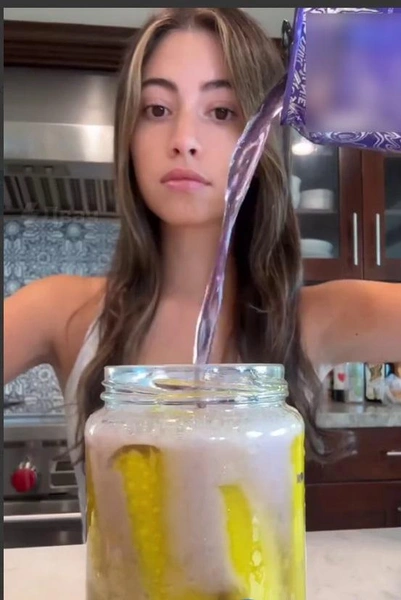 Блогеры уверяют, что такая необычная закуска будет отлично бодрить | Источник: скриншот соцсетей