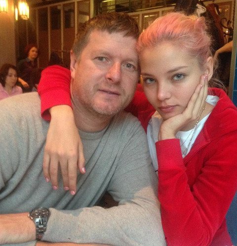 Отец Алеси Кафельниковой: «На показы «Шанель» дочь не возьмут, потому что она пришла в нетрезвом состоянии»