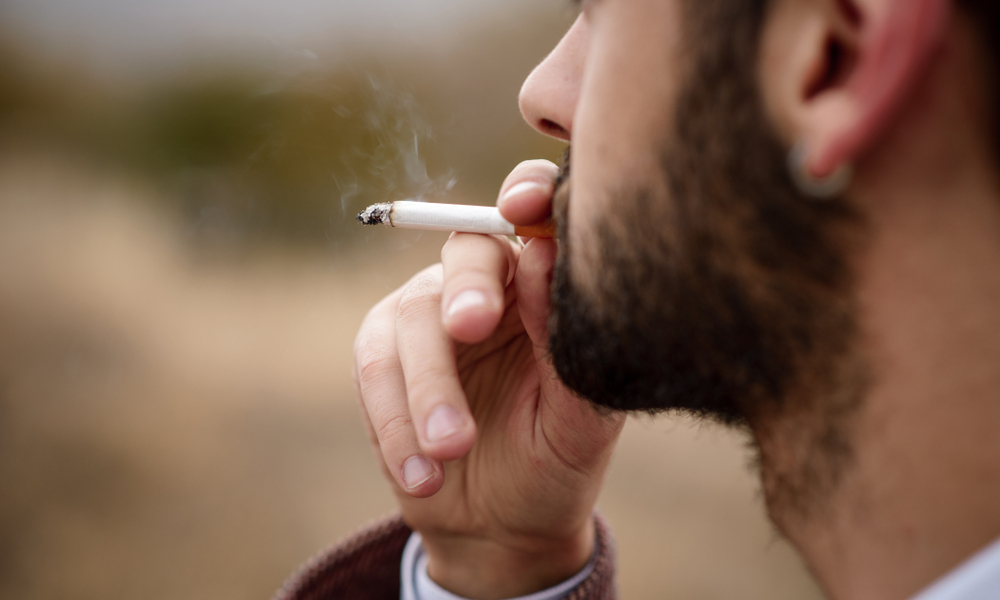 «Мой парень начал курить, а меня тошнит от запаха табака»