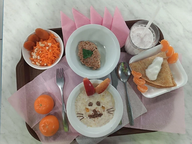 Когда вкусно, тянет на креатив. Как вам зайчик? | Источник: Анна Новикова, «На заводе» / vk.com 