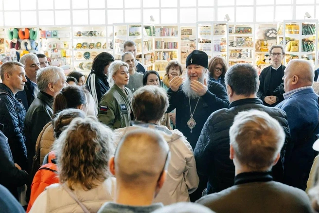 Митрополит Екатеринбургский и Верхотурский Евгений встретился с паломниками прямо в аэропорту Кольцово | Источник: Фонд святой Екатерины