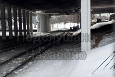 Машина вылетела на пути МЦД-2, движение электричек задержано