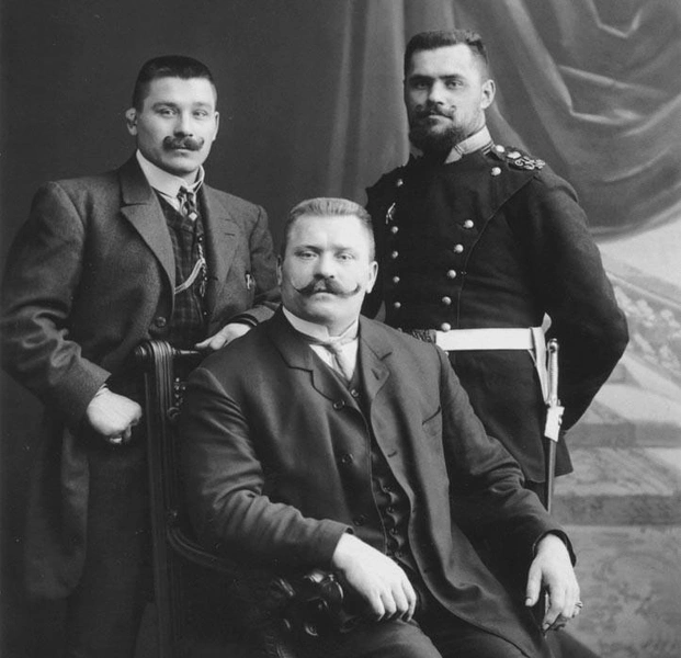 Иван Поддубный (в центре) с братьями, около 1910 года | Источник: Wikimedia Commons