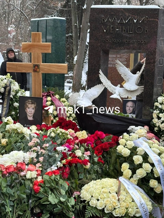«Она улетела, как птичка». Актрису Веру Алентову похоронили рядом с мужем Владимиром Меньшовым | Источник: MSK1.RU