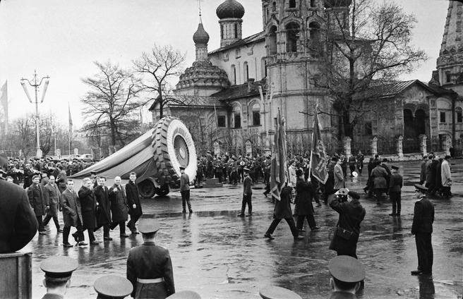 В параде участвовали и рабочие, и первые лица | Источник: Виктор Латышев / музей Боевой и Трудовой Славы средней школы № 36