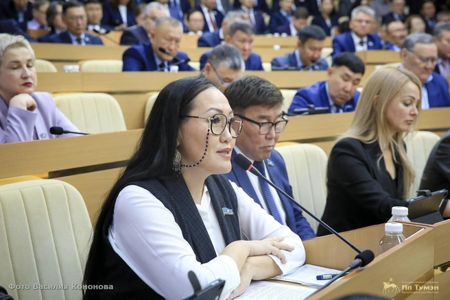 Нюргуяна Заморщикова на этом заседании получила резкую критику | Источник: Василий Кононов / пресс-служба Госсобрания Ил Тумэн 