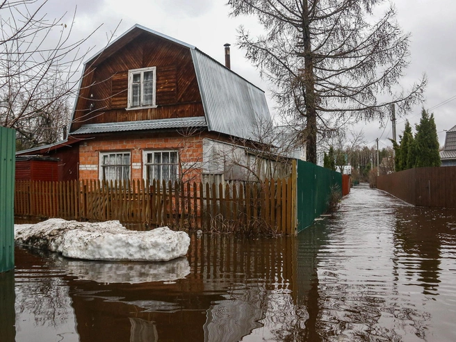 Дачные проулки превратились в русла разлившихся рек. | Источник: Наталья Бурухина / NN.RU