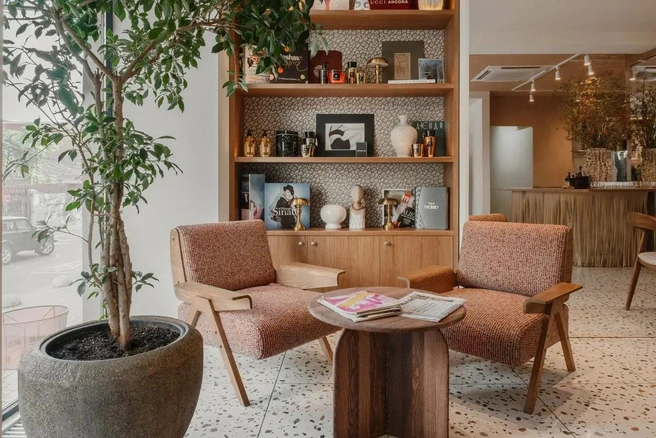 Можно приобрести любую вещь из ресторана | Источник: Madyar Collection