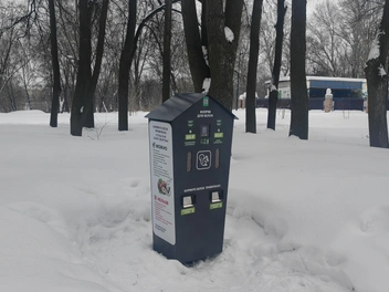 В парке появились новенькие аппараты с правильной едой для белок | Источник: Кристина Мельникова / YA62.RU