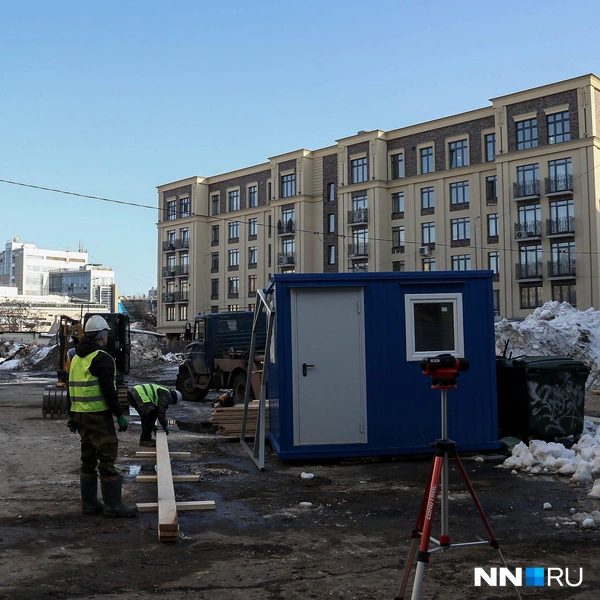 Вот что сейчас происходит на стройплощадке и в ее окрестностях | Источник: Наталья Бурухина / NN.RU