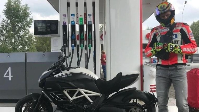 Панин на мотоцикле Ducati | Источник: Григорий Панин / instagram* (в России организация признана экстремистской и запрещена)