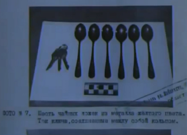 Такие, казалось бы, мелочи помогут потом вычислить убийцу | Источник: «Криминальная Россия» (16+), выпуск от 23.05.2005