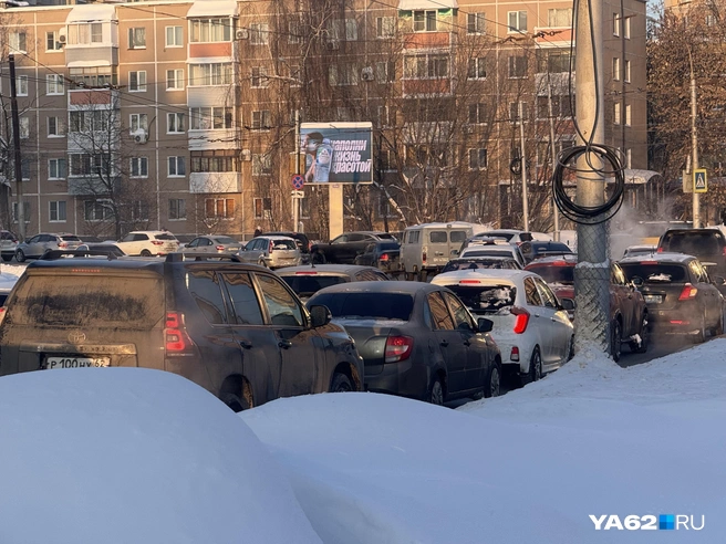 Сугробы и пробки — реальность рязанцев этой зимой | Источник: Сергей Петунин / YA62.RU