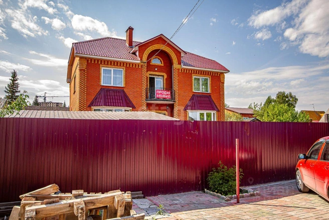Особняк занимает 360 квадратных метров. Ранее его продавали по цене в 22 миллиона, сейчас дом подешевел | Источник: novosibirsk.n1.ru (АН «Этажи»)