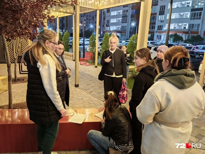 Точка сбора подписей находится прямо за гимназией, поэтому родители под впечатлением от нововведений легко шли высказывать свое мнение сразу после собрания в классах | Источник: Юлия Мальцева