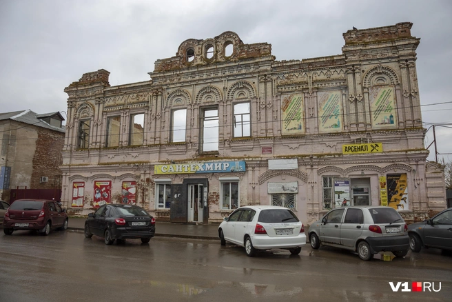 Так в райцентре Дубовка выглядит здание, охраняемое государством | Источник: Константин Завриков / V1.RU