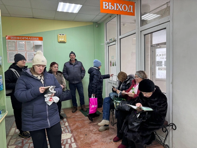 Очередь тянется от самого входа | Источник: Полина Карфидова / E1.RU