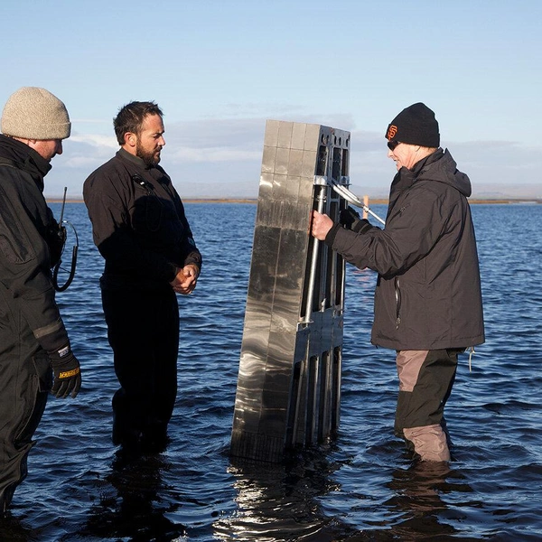 Актерам и съемочной команде приходилось работать в ледяной воде. Кадр со съемок фильма | Источник: kinopoisk.ru