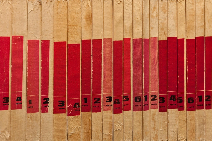 Подборка старинных журналов | Источник: MurrLove/Shutterstock/Fotodom.ru