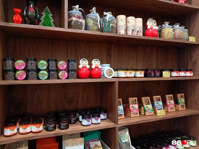 Каждая деталь — от цветовой гаммы и освещения до расположения товаров — подчиняется общей концепции | Источник: Мария Гришкина / 86.RU