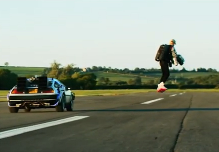Фанат фильма «Назад в будущее» воссоздал сцену из фильма, полетав на ховерборде рядом с Delorian (видео)