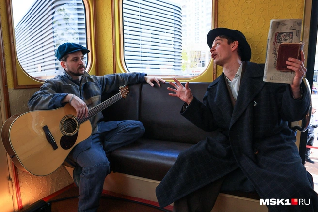 Юноша в шляпе показывает, на сколько вопросов нашего теста он смог ответить. У вас получится больше? | Источник: Артем Устюжанин / MSK1.RU