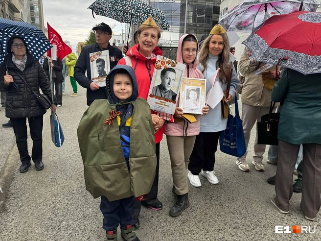 Дождевик Мише сшили специально для шествия  | Источник: Дарья Манохина / E1.RU 