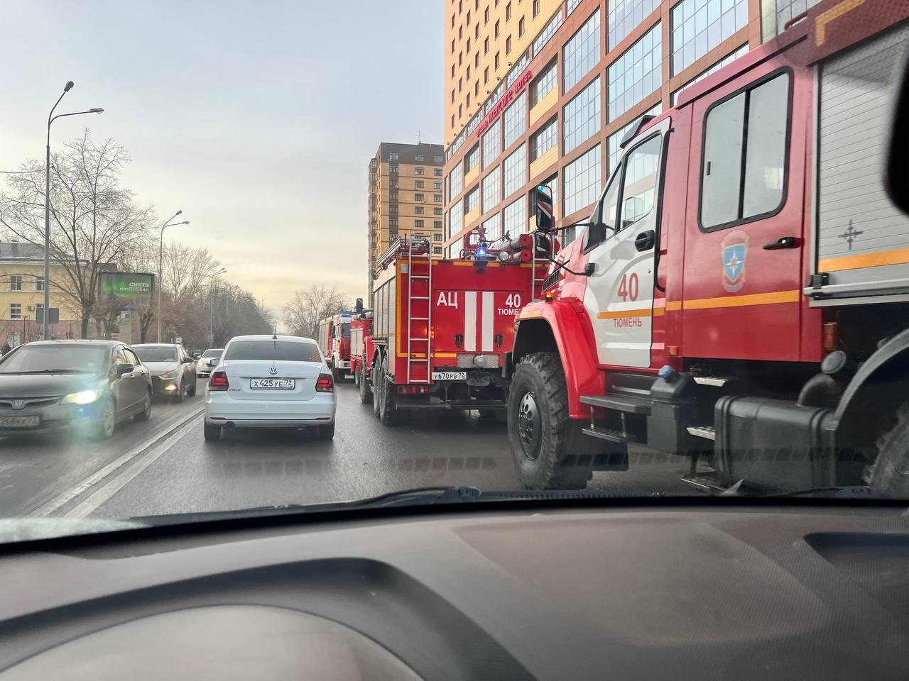 Эвакуация с утра: в центре Тюмени сотрудники офисов срочно покинули здание