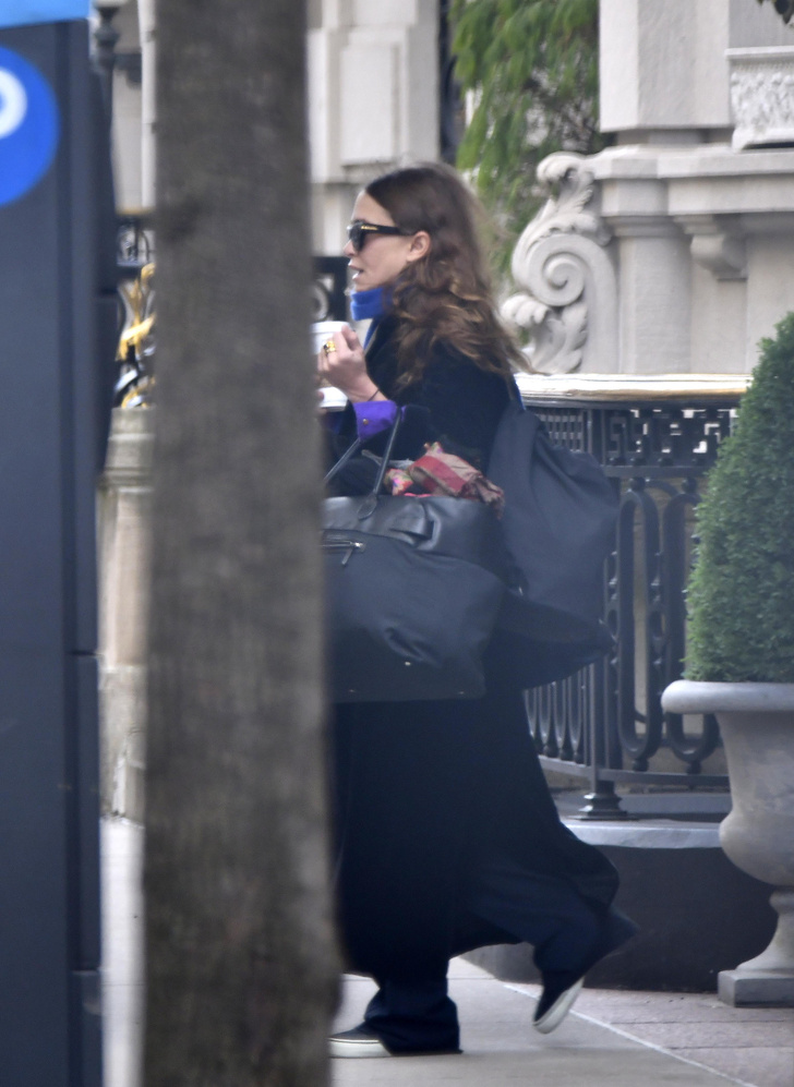Ультрамариновый шарф — секретная модная деталь образа Мэри-Кейт Олсен. Смотрите, с каким роскошным пальто она его носит