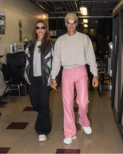 В стиле 00-х: Джастин и Хейли Бибер вышли в свет в ультрамодных инопланетных образах