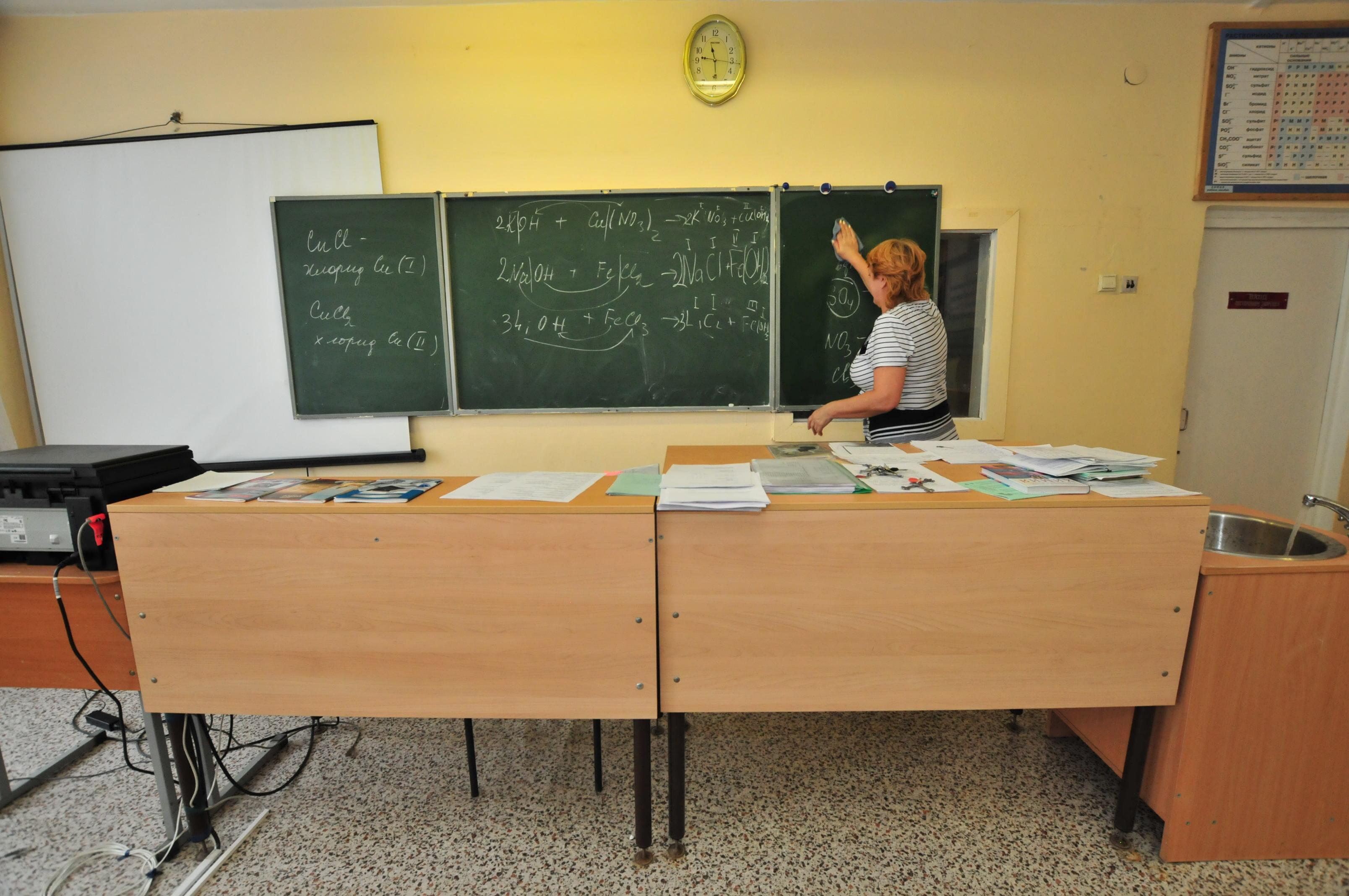 «Значит есть, что скрывать». Уральских родителей возмутило предложение запретить съемку учителей на…