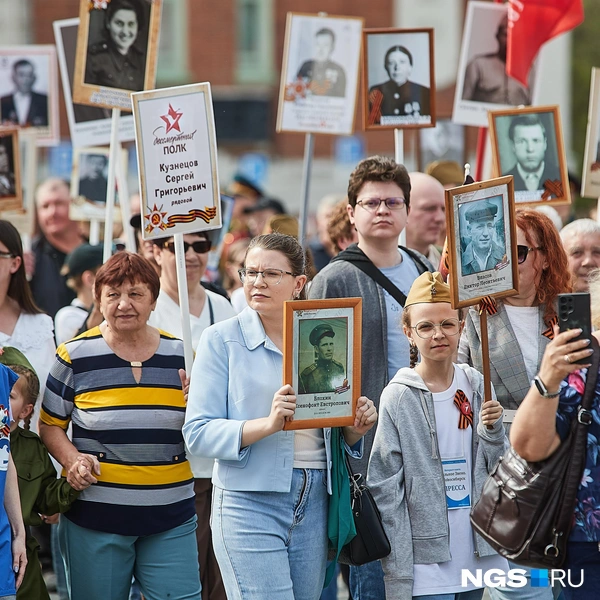 Колонна шла примерно час по главным улицам города. Некоторые горожане не успели попасть на шествие, говорят, что в колонну запускали только с Октябрьской магистрали | Источник: Александр Ощепков / NGS.RU