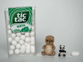 Ювелирная работа. Эти игрушки — меньше коробочки популярного мятного драже, как видите | Источник: личный архив Анастасии Верхозиной